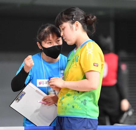 ２４年１月、全日本卓球選手権でベンチコーチの母・真理子さんと平野亜子さん