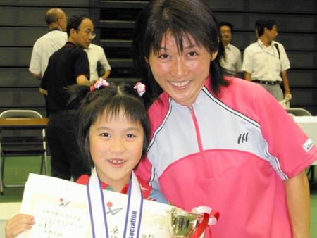 ７歳で全日本バンビの部を優勝した平野美宇（左）と母真理子さん＝家族提供