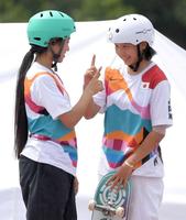 　東京五輪決勝の演技の合間に中山楓奈（左）と談笑する西矢椛（２１年７月）