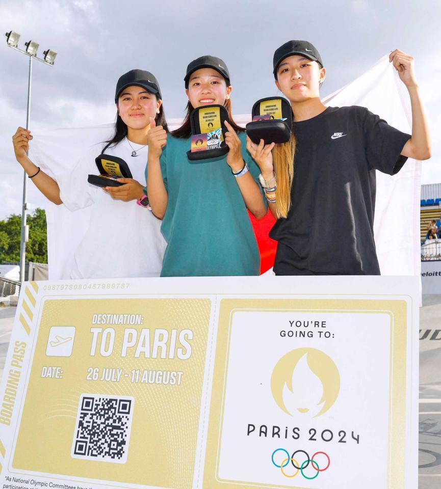 　女子ストリートでパリ五輪代表に決まった（左から）中山楓奈、吉沢恋、赤間凜音（共同）