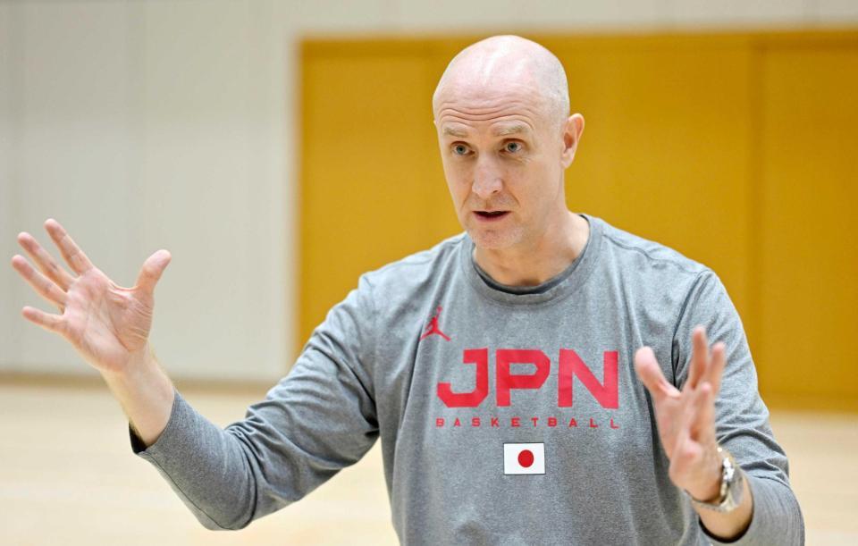 　インタビューに応じるバスケットボール男子日本代表のホーバス監督
