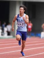 　男子１００メートル予選で力走する坂井隆一郎