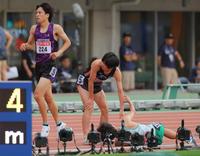　男子１５００ｍ予選２組で転倒した後、ゴールまで走り倒れ込む選手（撮影・吉澤敬太）