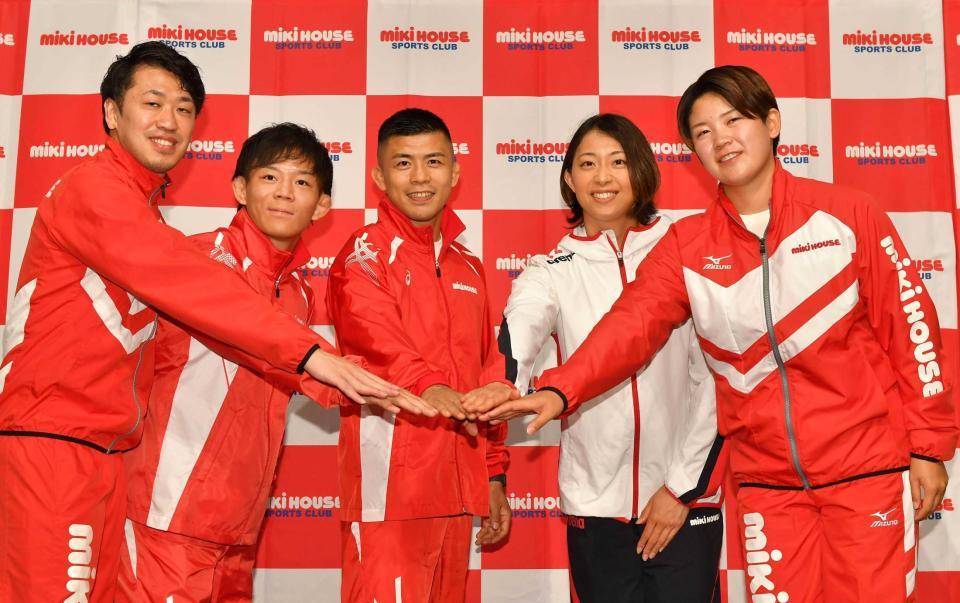 　手を合わせる文田健一郎（中央）、鈴木聡美（右から２人目）らミキハウス所属の選手（撮影・持木克友）