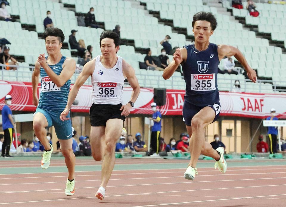 　男子１００メートル準決勝　決勝進出を決めた柳田大輝（右）と東田旺洋（中）。左は多田修平