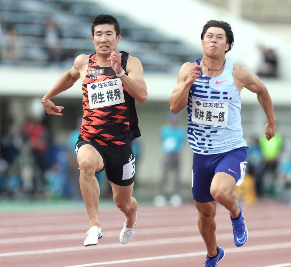 　男子１００メートル決勝で競り合う桐生祥秀（左）と坂井隆一郎