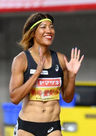 　女子１００メートルで優勝し、笑顔の君嶋愛梨沙