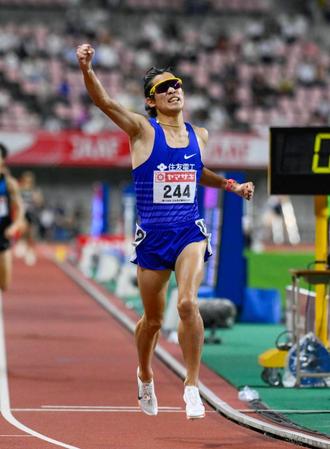 　男子１５００メートル決勝　３分37秒08で優勝した飯沢千翔