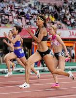 　力走する君嶋愛梨沙（手前）。11秒46で優勝した