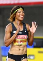 　女子１００メートルで優勝し、笑顔の君嶋愛梨沙