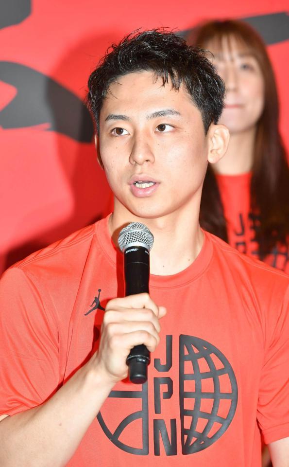　トークショーであいさつするバスケットボール男子日本代表・河村勇輝（撮影・持木克友）