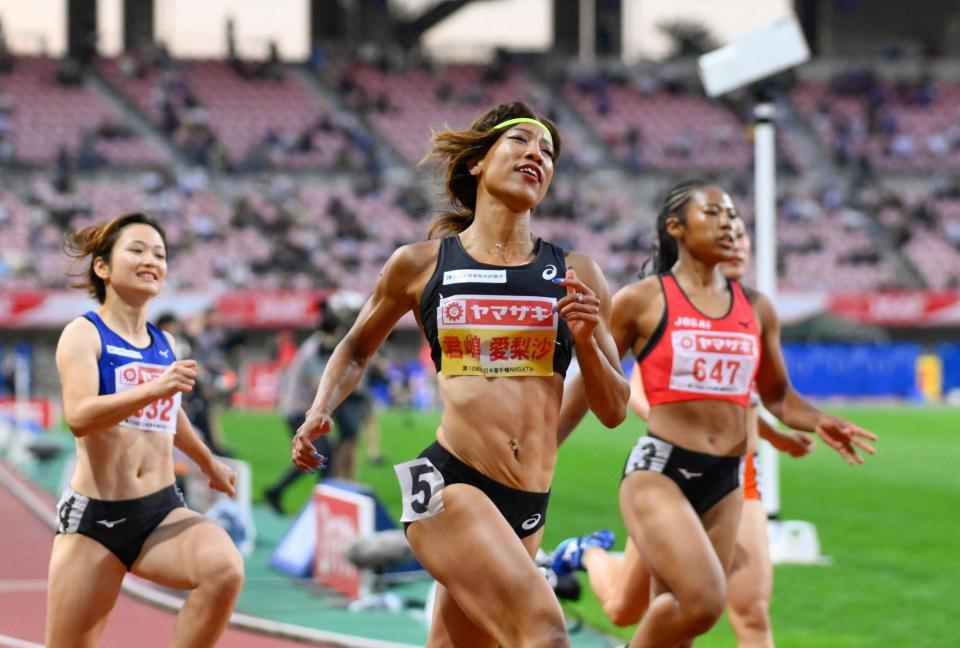 　女子１００メートルで11秒46をマークして優勝した君嶋愛梨沙（中央）