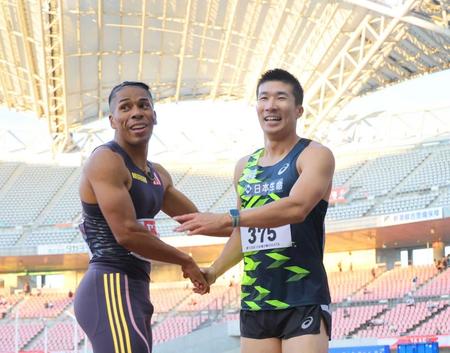　準決勝を終え、デーデー・ブルーノ（左）と笑顔で握手する桐生（撮影・吉澤敬太）