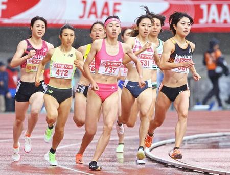 　女子８００メートル決勝　優勝した久保凛（中央）。左から２人目は田中希実