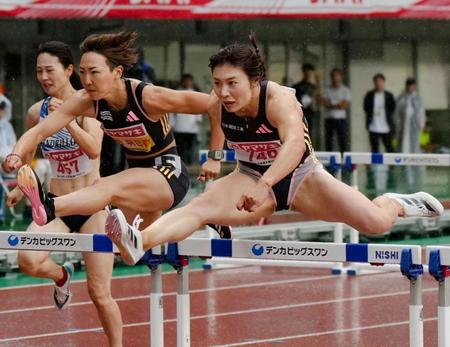 　女子１００メートル障害で12秒86をマークし優勝した福部真子（右）。パリ五輪代表に決まった
