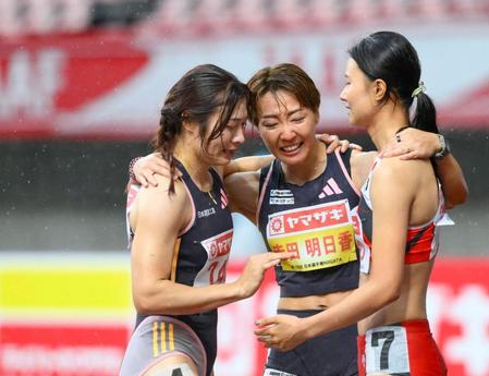　女子１００メートル障害決勝を終え、健闘をたたえ合う（左から）優勝した福部真子、３位の寺田明日香、２位の田中佑美