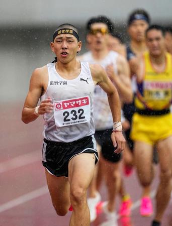 　男子８００メートルで１分46秒56をマークし初制覇した落合晃