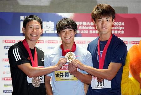 　男子１００メートルで優勝し、表彰式でメダルを手に笑顔の坂井隆一郎。左は２位の東田旺洋、右は３位の柳田大輝