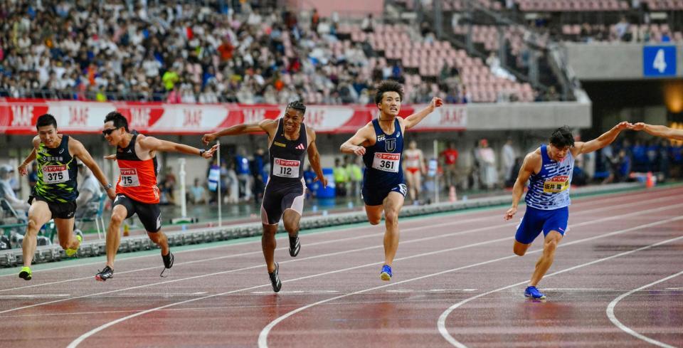 　男子１００メートル決勝　ゴールする（右から）10秒13で優勝した坂井隆一郎、３位の柳田大輝、４位のデーデー・ブルーノ、２位の東田旺洋、５位の桐生祥秀