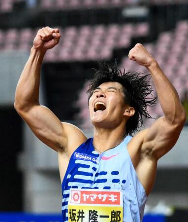 　男子１００メートルで優勝し、ガッツポーズする坂井隆一郎