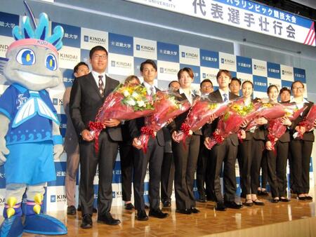 　五輪壮行会に出席したアーチェリー日本代表の古川高晴（左端）ら