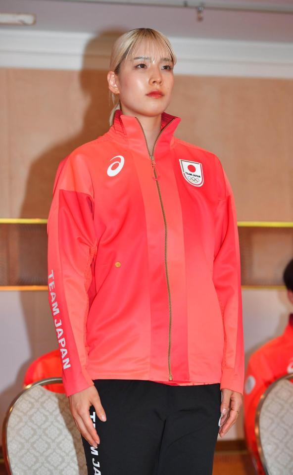 　紹介を受けるサーブル日本代表の江村美咲（撮影・持木克友）