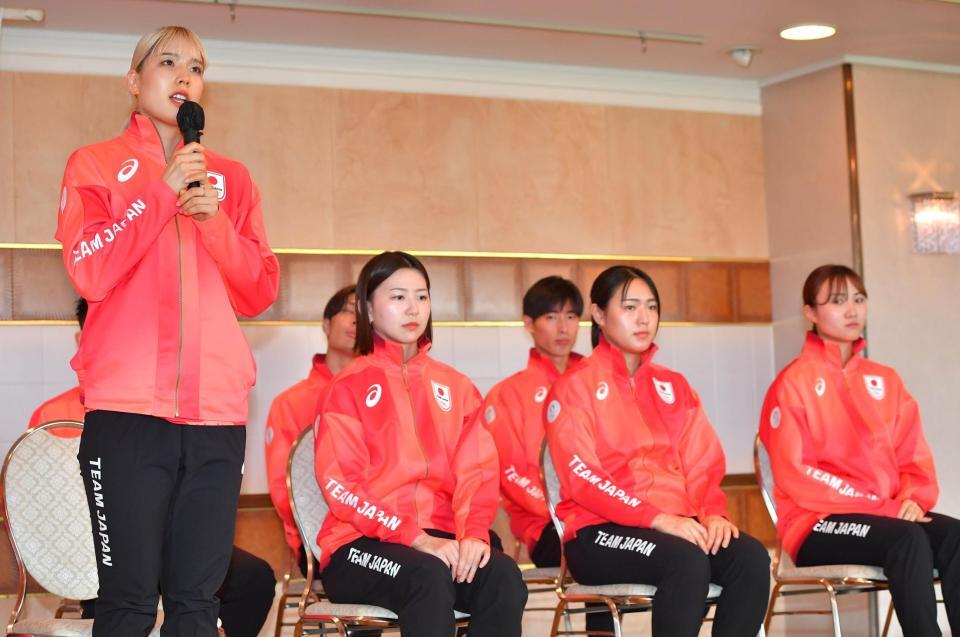 　質問に答える日本代表の江村美咲（左）とサーブル日本代表の（左から）高島理紗、島史帆実、尾崎世梨（撮影・持木克友）