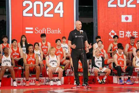 　五輪壮行イベントで抱負を語るバスケットボール男子日本代表のホーバス監督（手前）