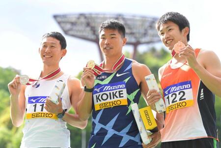 　織田記念の表彰式で笑顔を見せる（左から）東田旺洋、小池祐貴、伊藤孝太郎