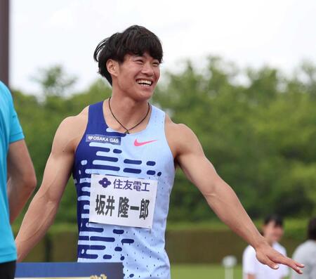 　布施スプリントの男子１００メートル決勝を３位で終えた坂井隆一郎は表彰式を終え、笑顔を見せる