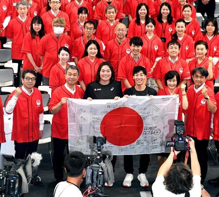 ＪＡＬの社員と記念撮影する北口榛花（最前列中央）＝羽田空港（撮影・佐藤厚）