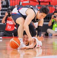 　第４Ｑ、勝利への執念を見せる河村勇輝（下）＝撮影・吉澤敬太