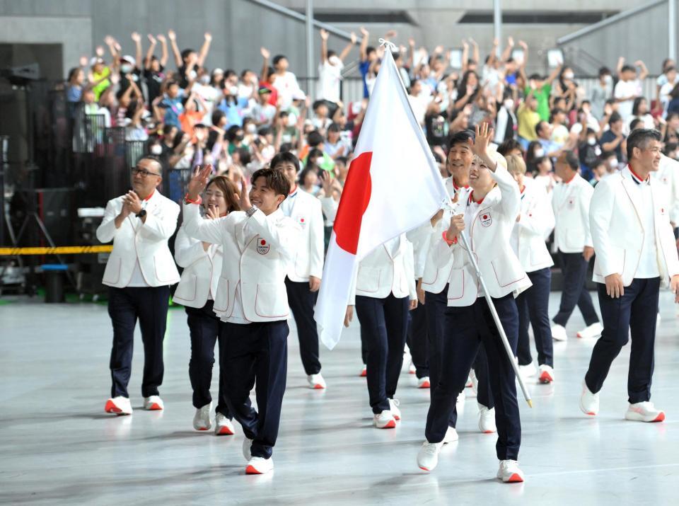 　パリ五輪日本選手団の壮行会でスタンドの声援に応える旗手の半井重幸（中央左）と江村美咲（同右）＝撮影・伊藤笙子