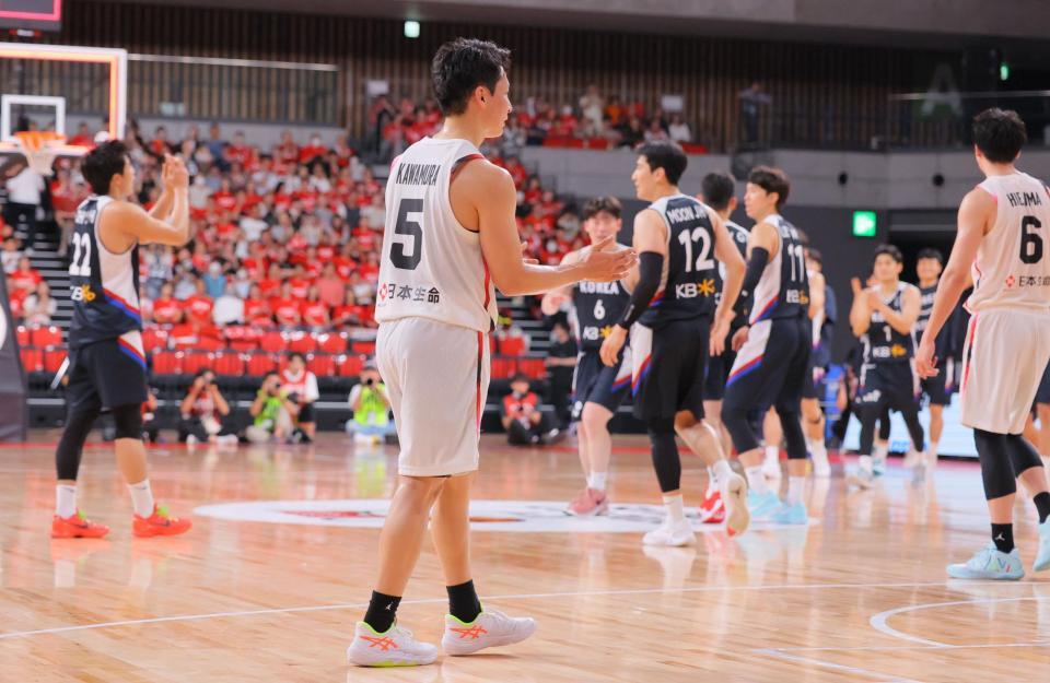 　韓国に敗れた河村勇輝（中央）ら日本代表（撮影・吉澤敬太）