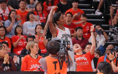 　ＭＶＰを逃し、悔しがる馬瓜エブリン（中央）＝撮影・吉澤敬太