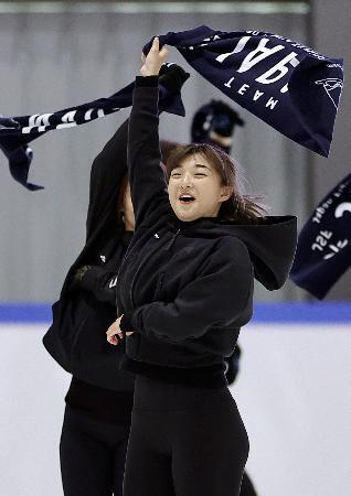 　全日本強化合宿で笑顔を見せる坂本花織＝関空アイスアリーナ