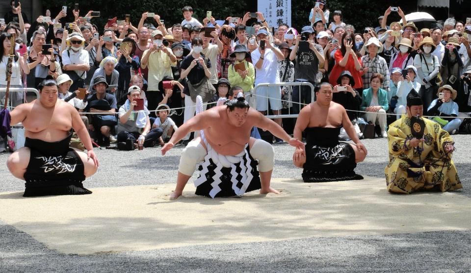 　横綱土俵入りを奉納する照ノ富士（左から２人目）と（左から）太刀持ちの熱海富士、（１人おいて）露払いの翠富士、行司の木村庄之助