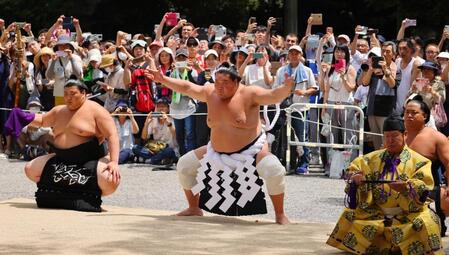 　奉納土俵入りを披露する横綱照ノ富士。左は太刀持ちの熱海富士、露払いは翠富士