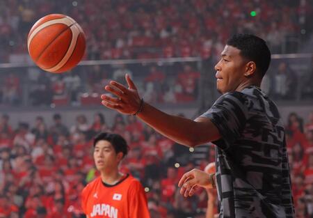 　練習を手伝う八村塁（撮影・吉澤敬太）