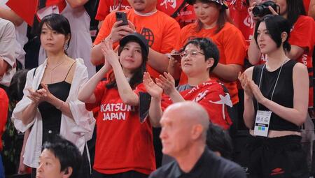 【写真】「美しい1列目が眼福!」コートサイドに衝撃 大河女優にアイコン女優