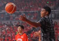 　練習を手伝う八村塁（撮影・吉澤敬太）