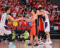 　韓国に勝利した富樫勇樹（中央）ら日本代表（撮影・吉澤敬太）