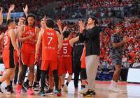 　韓国に勝利し、歓声に応えるアカツキジャパン。（右から）八村、渡辺雄（撮影・吉澤敬太）