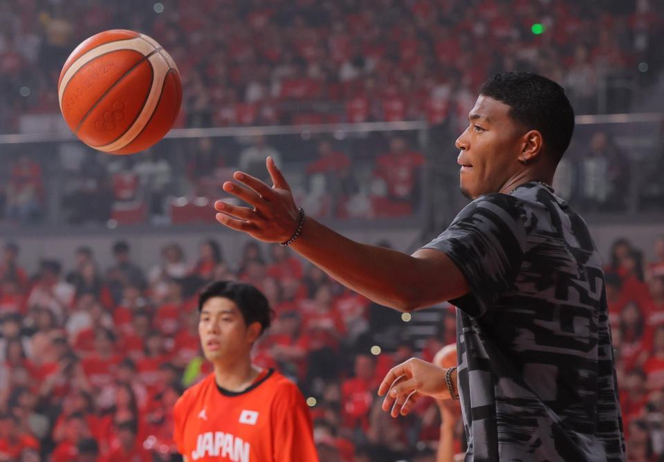 　練習を手伝う八村塁（撮影・吉澤敬太）