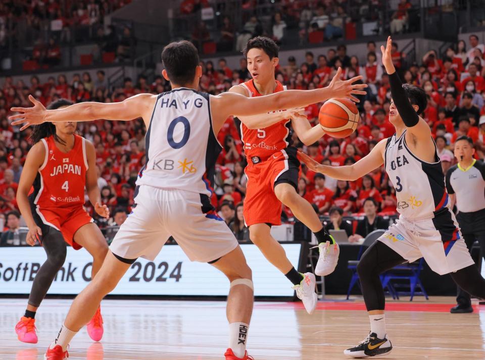 　第２Ｑ、ジャンプしながらパスを通し、ジョシュ・ホーキンソンのシュートをアシストした河村勇輝（撮影・吉澤敬太）