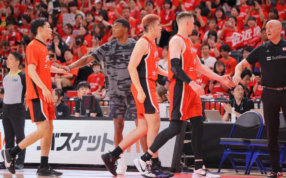 　選手とタッチを交わし出迎える八村塁（左から２人目）＝撮影・吉澤敬太