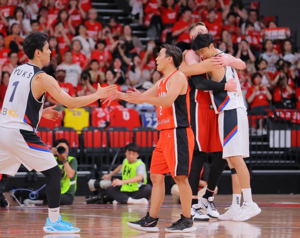 　韓国に勝利した富樫勇樹（中央）ら日本代表（撮影・吉澤敬太）