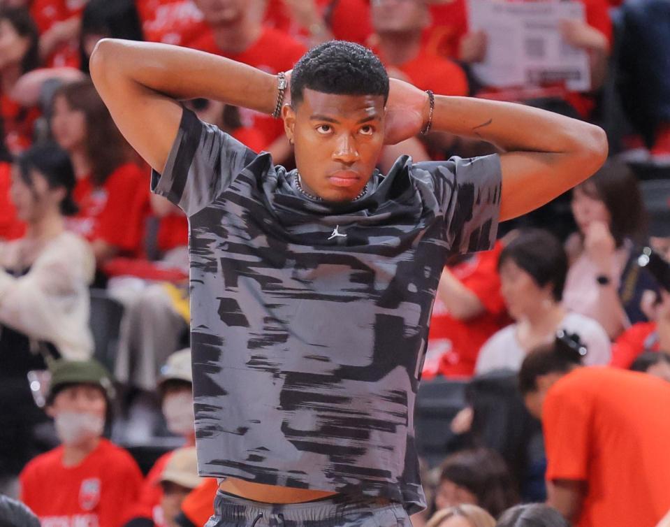 　選手を見つめる八村塁（撮影・吉澤敬太）