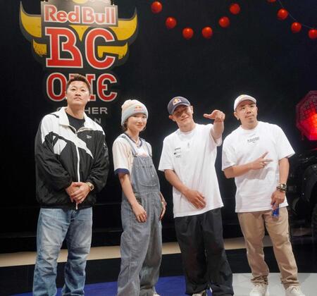 　撮影に応じるブレイキン女子の湯浅亜実（左から２人目）と男子の半井重幸（同３人目）