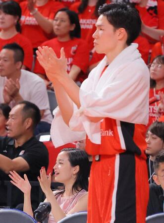 　選手に拍手を送る広瀬すず。手前は馬場雄大（撮影・吉澤敬太）